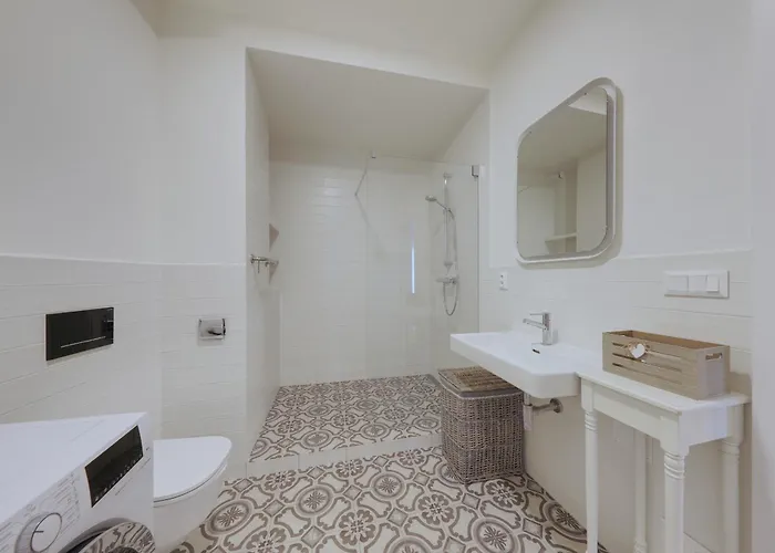 Shone Old Town 2 Bedroom * براتسيلافا